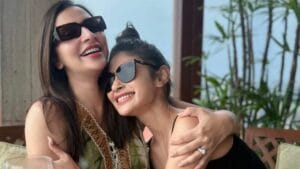 হাতে সূচ ফোটার দাগ, মৌনীকে দেখতে শুভশ্রী ছুটলেন মুম্বই, কী হয়েছে?