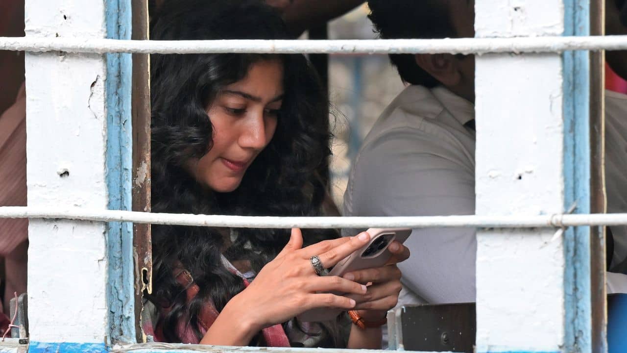 ধর্মতলার ট্রামে সাই পল্লবী, পার্ক স্ট্রিটে পা পড়বে বিজয়-সাইয়ের...