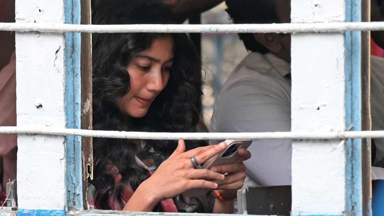 ধর্মতলার ট্রামে সাই পল্লবী, পার্ক স্ট্রিটে পা পড়বে বিজয়-সাইয়ের... ধর্মতলার ট্রামে সাই পল্লবী, পার্ক স্ট্রিটে পা পড়বে বিজয়-সাইয়ের...