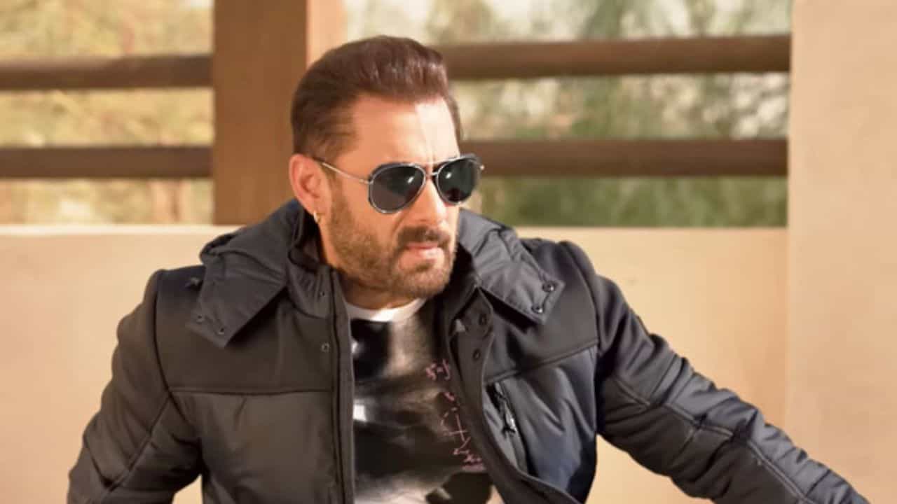 বিরিয়ানি খেতে খেতে মাথায় ইনজেকশন! সলমনের সঙ্গে কী ঘটে? বিরিয়ানি খেতে খেতে মাথায় ইনজেকশন! সলমনের সঙ্গে কী ঘটে?
