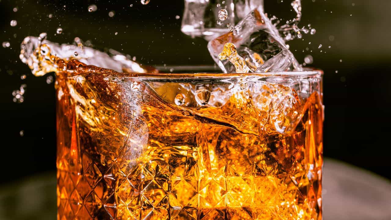 Liquor Price: আমদানি শুল্ক কমে ৭৫ শতাংশ, জলের দরে এবার মিলবে স্কচ হুইস্কি! Liquor Price: আমদানি শুল্ক কমে ৭৫ শতাংশ, জলের দরে এবার মিলবে স্কচ হুইস্কি!