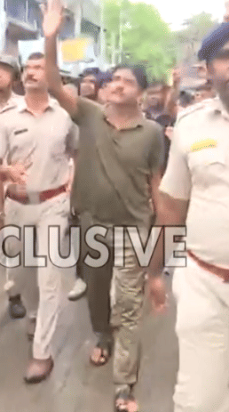 রাস্তায় ঘোরাচ্ছে পুলিশ, তবু নেতাসুলভ আচরণ শওকতের