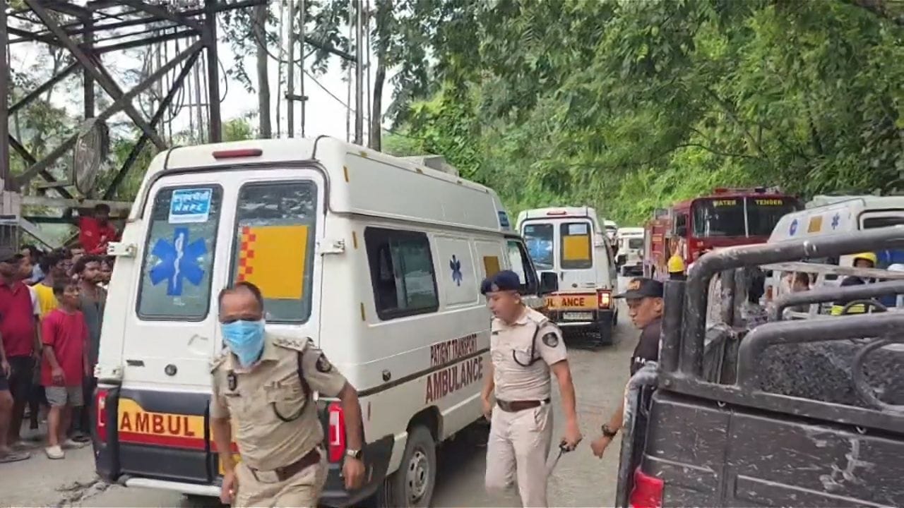 Sikkim Tunnel Explosion: সিকিমের টানেলে বিস্ফোরণের ঘটনায় মৃত বেড়ে ১১, প্রত্যেকই পশ্চিমবঙ্গের বাসিন্দা Sikkim Tunnel Explosion: সিকিমের টানেলে বিস্ফোরণের ঘটনায় মৃত বেড়ে ১১, প্রত্যেকই পশ্চিমবঙ্গের বাসিন্দা