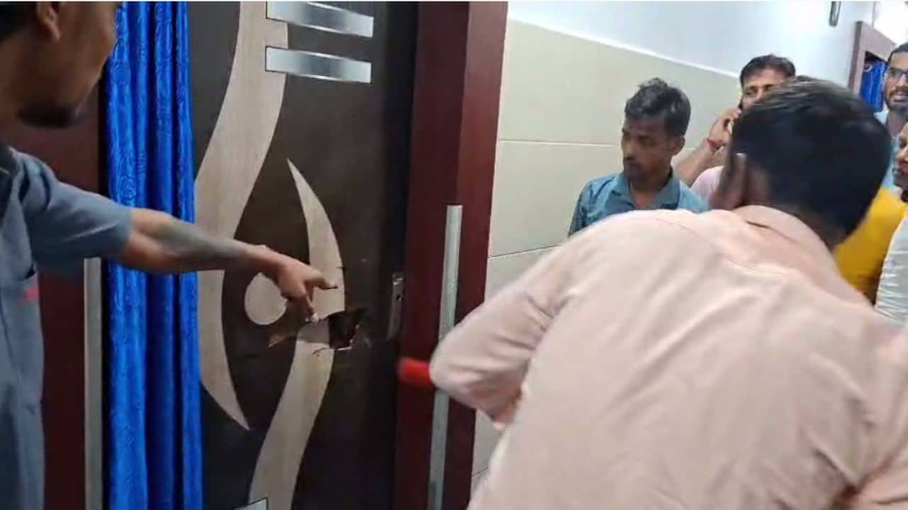 Nurse deadbody Recover: ডিউটি চলাকালীন হাসপাতাল থেকে মিলল নার্সের ঝুলন্ত দেহ, গলায় ঝুলছে স্টেথোস্কোপ