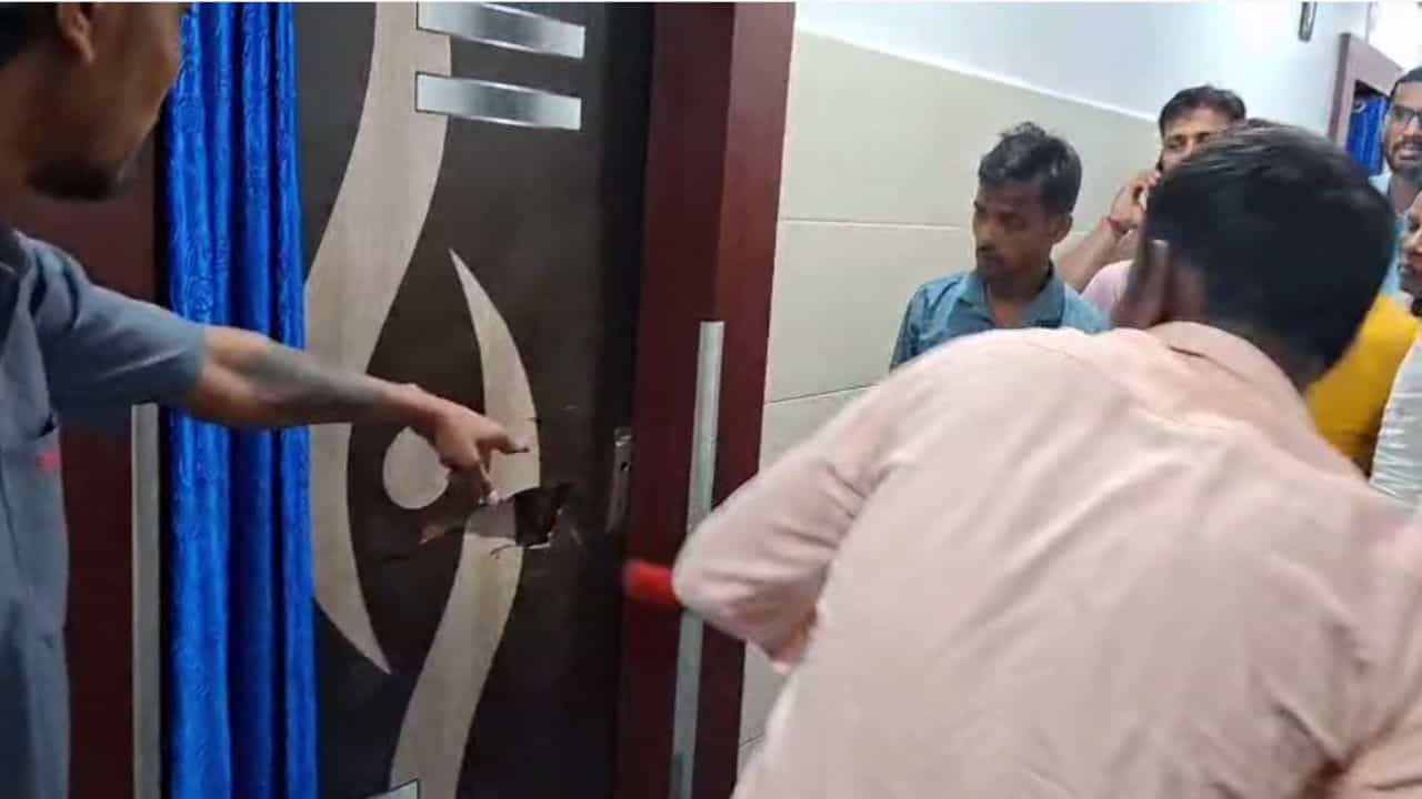 Nurse deadbody Recover: ডিউটি চলাকালীন হাসপাতাল থেকে মিলল নার্সের ঝুলন্ত দেহ, গলায় ঝুলছে স্টেথোস্কোপ Nurse deadbody Recover: ডিউটি চলাকালীন হাসপাতাল থেকে মিলল নার্সের ঝুলন্ত দেহ, গলায় ঝুলছে স্টেথোস্কোপ