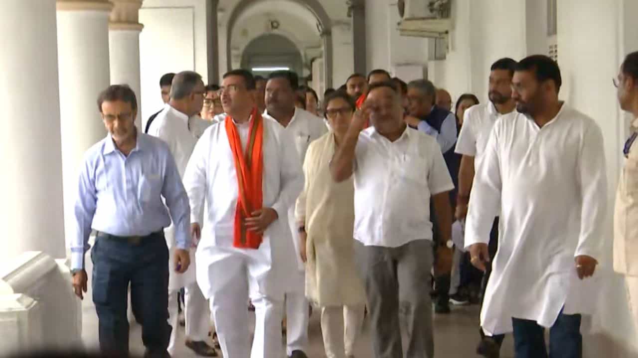 Rajya Sabha of India: একদিকে শুভেন্দু অন্য়দিকে শমীক, মাঝে সদ্য বিজেপিতে আসা ৩ প্রার্থী, জমা দিলেন মনোনয়ন Rajya Sabha of India: একদিকে শুভেন্দু অন্য়দিকে শমীক, মাঝে সদ্য বিজেপিতে আসা ৩ প্রার্থী, জমা দিলেন মনোনয়ন