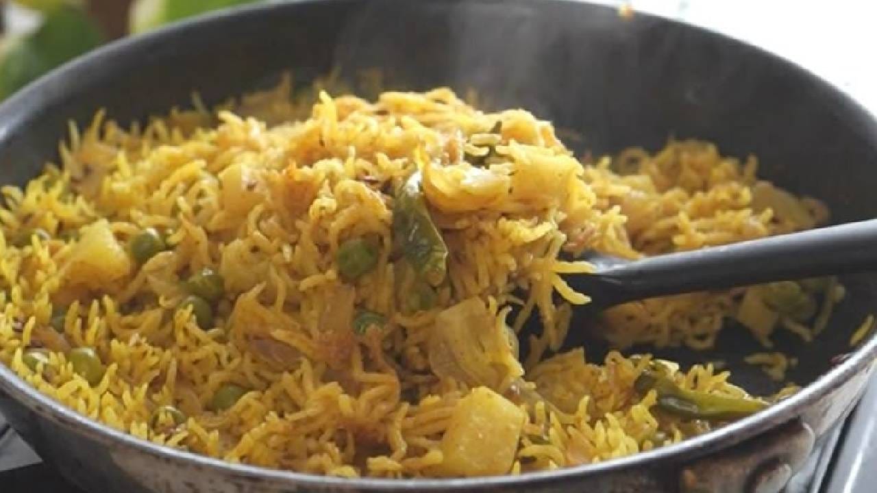 কিন্তু বেখেয়ালে চাল যদি এতটাই গলে যায় যে কোনো টোটকাতেই তাকে আর দানা দানা করা যাচ্ছে না, তাহলেও চিন্তা নেই। এই গলে যাওয়া ভাত ফেলে না দিয়ে তা দিয়ে বানিয়ে ফেলা যায় ওপার বাংলার জাঁকজমকপূর্ণ রান্না ‘তেহরি’। মশলাদার মাংস আর নরম ভাতের মাখামাখিতে এই পদ তৈরির মূল রহস্যই হলো চাল বেশি সেদ্ধ হওয়া, তাই নরম ভাত দিয়েই কেল্লাফতে হয়ে যাবে কোনও ঝামেলা ছাড়াই! Pinterest