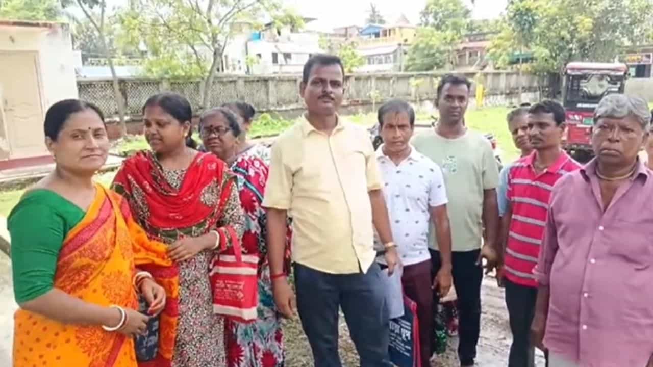 TMC: ঘর পাইয়ে দেওয়ার নাম করে ৫ বছর ধরে টানা চালিয়েছিলে কারবার! TMC কাউন্সিলরের পরিণতি TMC: ঘর পাইয়ে দেওয়ার নাম করে ৫ বছর ধরে টানা চালিয়েছিলে কারবার! TMC কাউন্সিলরের পরিণতি
