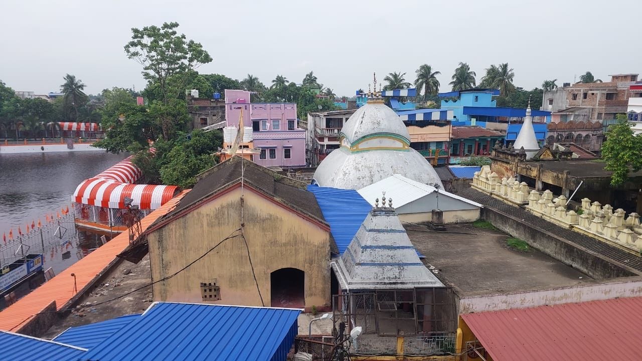 বাংলার অন্যতম পুণ্যস্থান তারকেশ্বর। এটি মহাদেবের জায়গা। প্রতিবছর শ্রাবণ মাসে প্রচুর মানুষ মহাদেবের মাথায় জল ঢালতে উপস্থিত হন সেখানে। কাঁধে বাঁক নিয়ে মহাদেবকে জল অর্পণ করেন তাঁরা।
