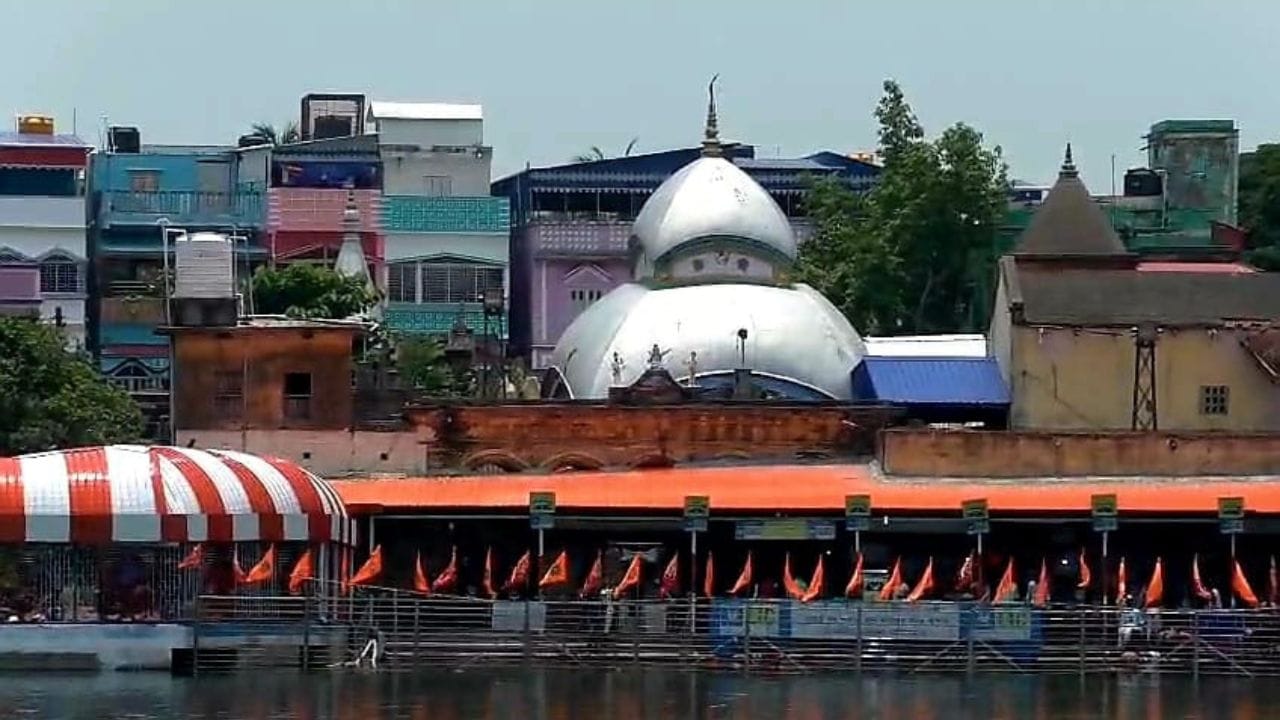 শুধু তাই নয়, তারকেশ্বর এর আগে উপেক্ষিত ছিল বলেও বিরোধীদের তোপ দেগেছেন শুভেন্দু। বলেন, "লোকধর্ম পালন করতে হয়। আর সেই কাজে কোনও সরকারের দুটো চোখ খুলে রাখা উচিত।বিগত সরকার একচোখ বন্ধ করে রাখত।"
