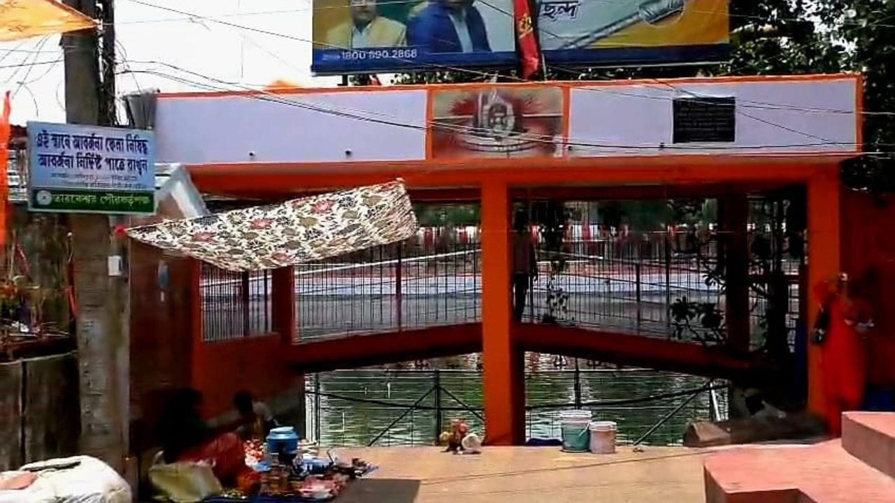 এবার সেই জলযাত্রীদের জন্য বড় উদ্যোগ নিয়েছেন রাজ্যের মুখ্যমন্ত্রী শুভেন্দু অধিকারী। শ্রাবণের প্রতি সোমবার জলযাত্রীদের মাথায় করা হবে পুষ্পবৃষ্টি।