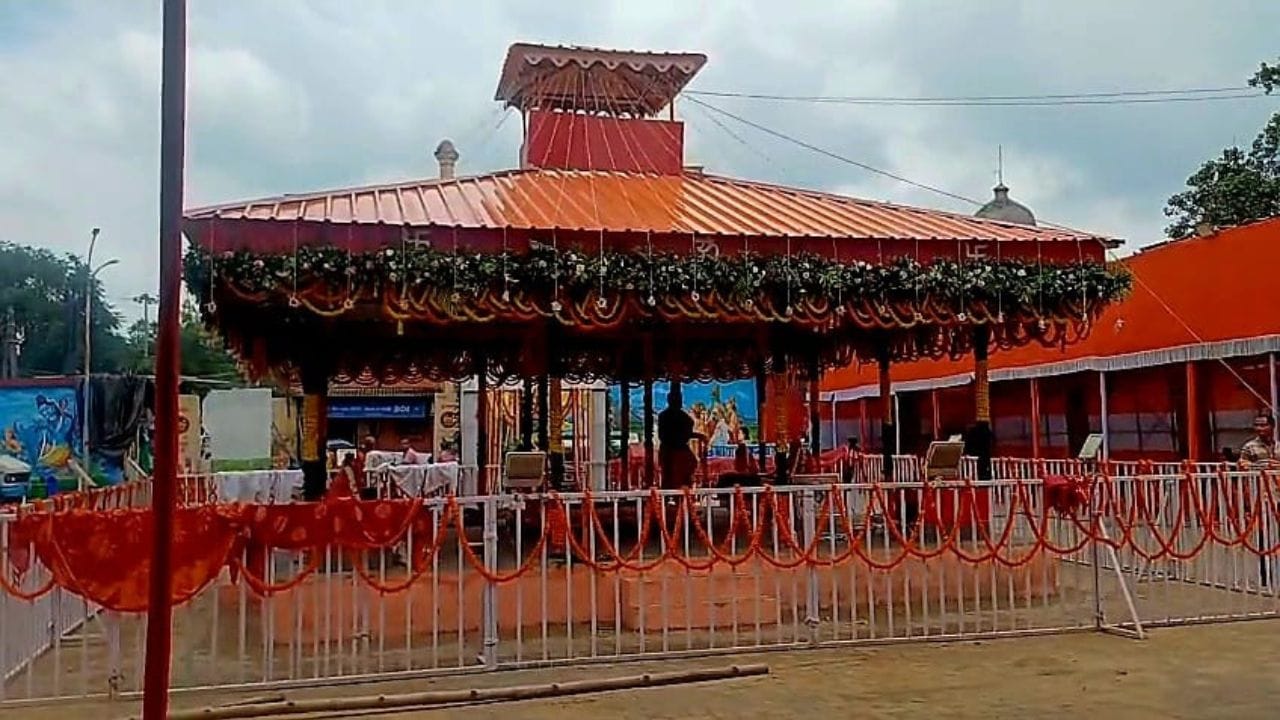 সেই উপলক্ষে সেজে উঠেছে তারকেশ্বর। বিজেপি ক্ষমতায় আসার পর শিবের এই স্থানকে এমনভাবে সাজিয়েছে দু'মাসের মধ্যেই চিনতে পারবেন না।