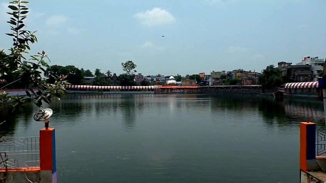 এর আগে পবিত্র দুধপুকুরে দেখা যেত প্রচুর ফুল-প্রসাদ পড়ে রয়েছে। কিন্তু এখন প্রতিদিনই পরিষ্কার করা হচ্ছে পবিত্র পুকুর। ঝকঝক করছে তার জল