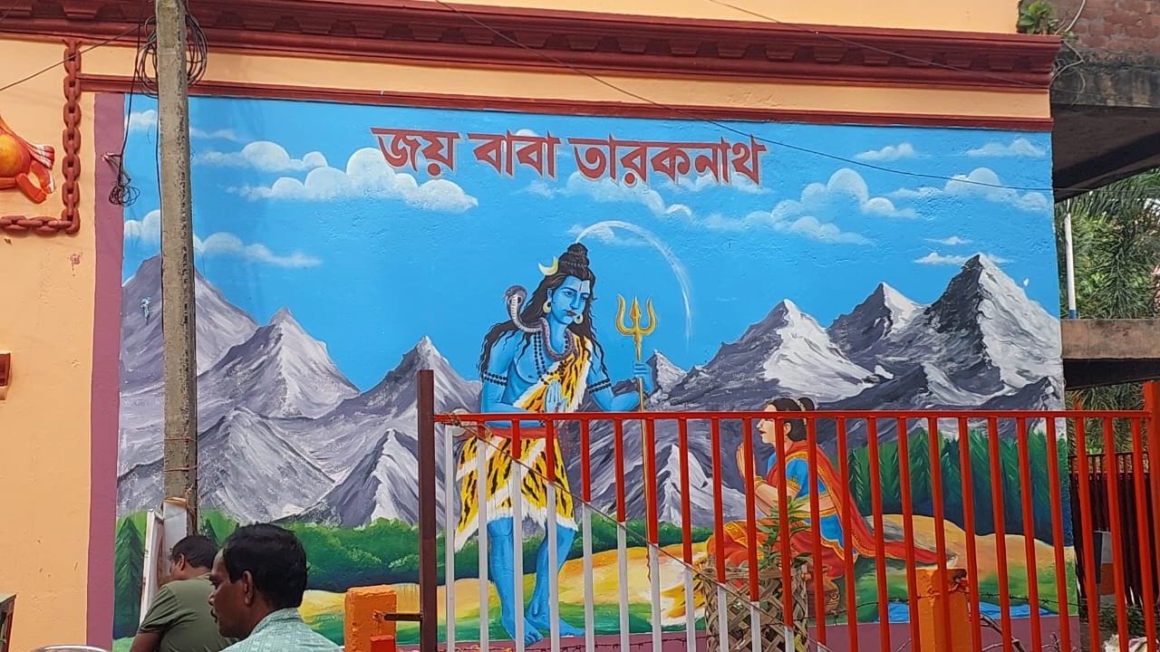 মুখ্যমন্ত্রী তারকেশ্বরকে আগেই ঢেলে সাজানোর প্রতিশ্রুতি দিয়েছিলেন। আর শ্রাবণ মাস অর্থাৎ শিবের মাস শুরু হওয়ার আগেই সেই চেষ্টার ত্রুটি রাখলেন না।