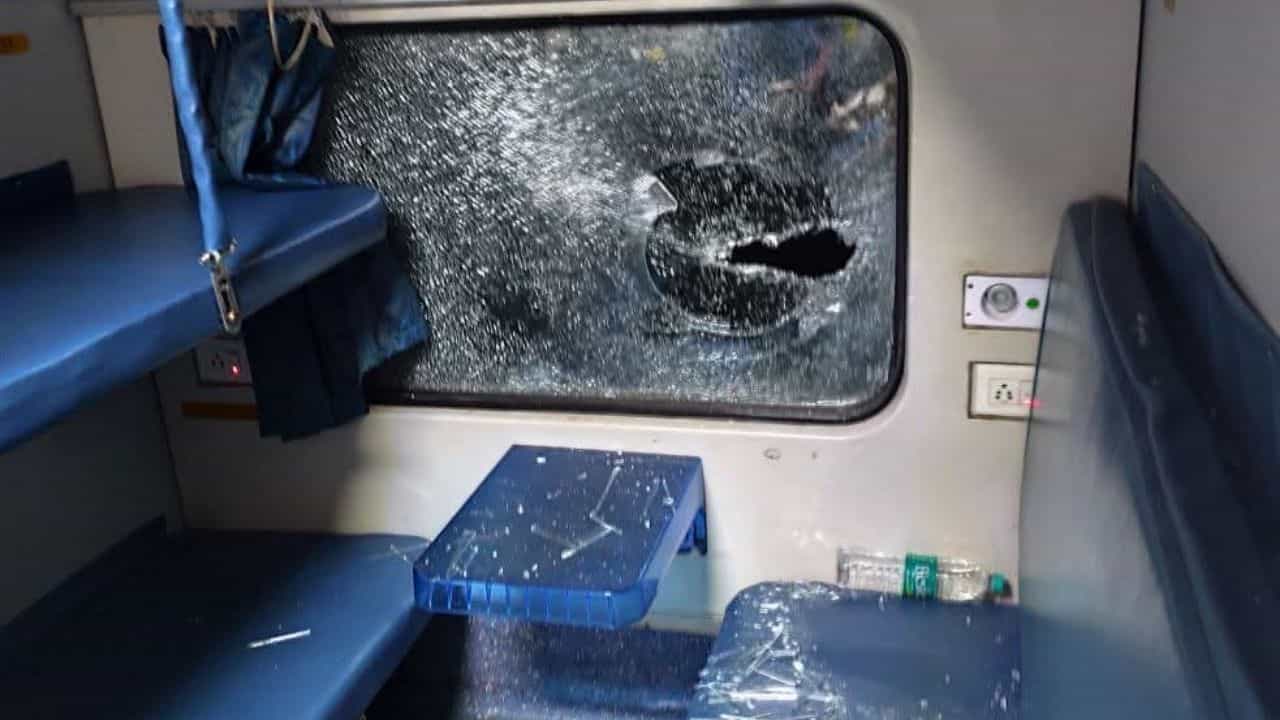 Stone Pelting at Duranta Express: দুরন্ত এক্সপ্রেসে ছোড়া হল পাথর, রক্তাক্ত যাত্রী! এই অপরাধে কী সাজা জানেন? Stone Pelting at Duranta Express: দুরন্ত এক্সপ্রেসে ছোড়া হল পাথর, রক্তাক্ত যাত্রী! এই অপরাধে কী সাজা জানেন?