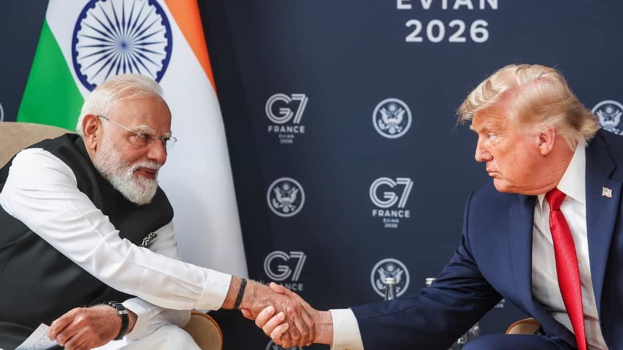 US Tariff on India: ৫০০ শতাংশ শুল্ক থেকে ১০০ শতংশ! তেল কেনায় বড় স্বস্তি পেতে পারে ভারত US Tariff on India: ৫০০ শতাংশ শুল্ক থেকে ১০০ শতংশ! তেল কেনায় বড় স্বস্তি পেতে পারে ভারত