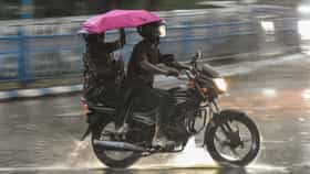 বাংলার আকাশে ঢুকছে কালো মেঘ, ৫ জেলায় অ্যালার্ট