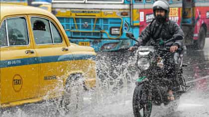 দুর্যোগ কাটলেও এই জেলাগুলিতে আজও প্রবল বর্ষণ, বৃষ্টি একদম কমবে কবে?