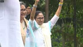 LIVE: একুশের মঞ্চে পৌঁছলেন মমতা, ঋত-শিবিরের মঞ্চে স্মৃতিচারণ ববির