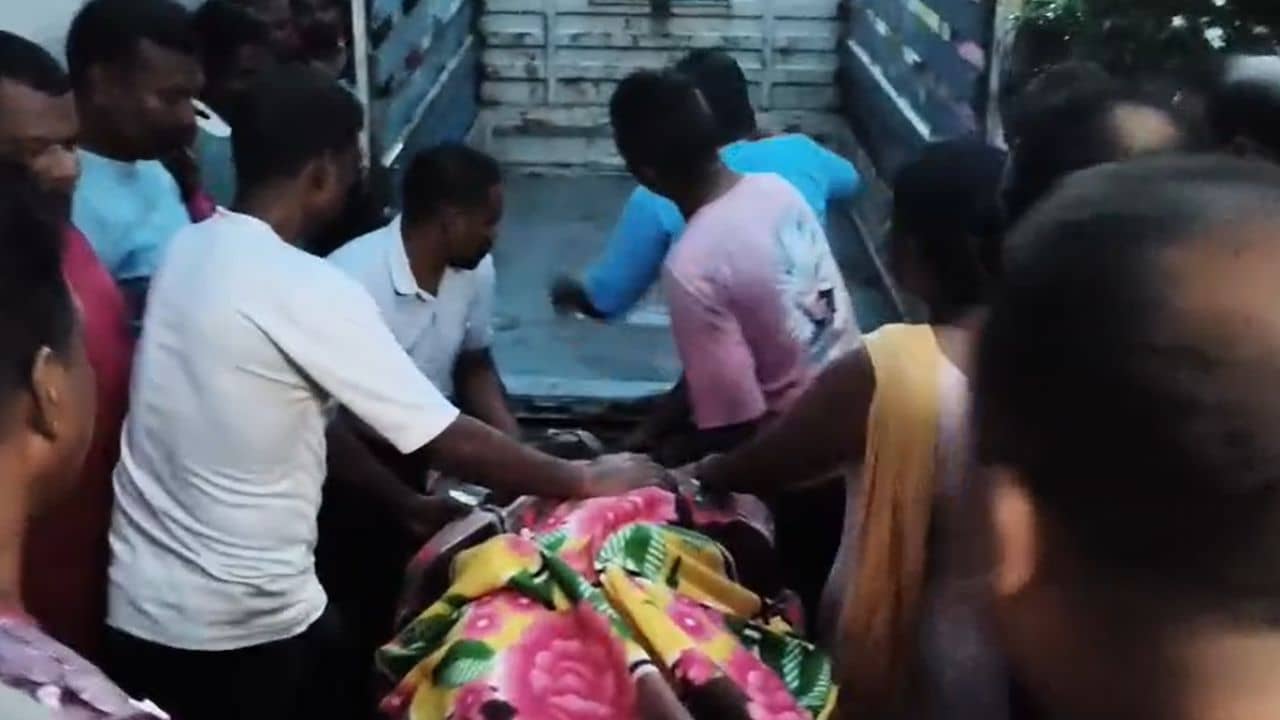 Hooghly: বৃদ্ধাকে কবরস্থ করার আগেই পাঁচিল থেকে ছিটকে পড়লেন যুবক, তারপর...