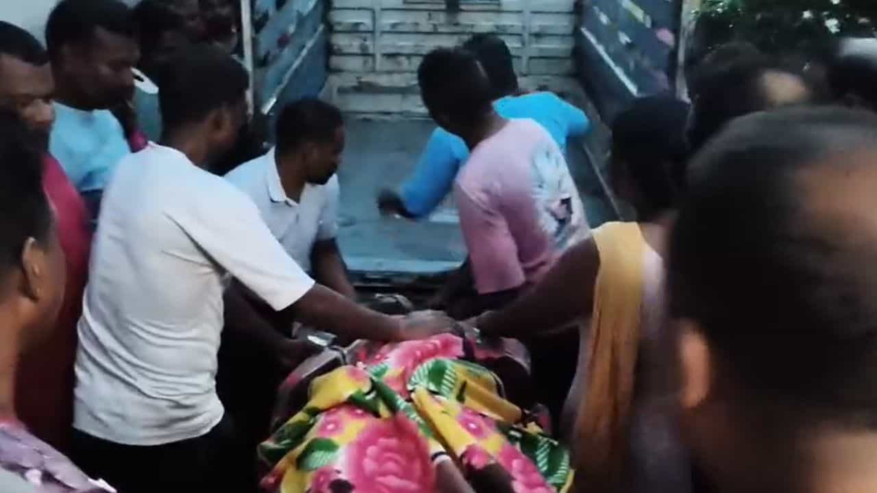 Hooghly: বৃদ্ধাকে কবরস্থ করার আগেই পাঁচিল থেকে ছিটকে পড়লেন যুবক, তারপর... Hooghly: বৃদ্ধাকে কবরস্থ করার আগেই পাঁচিল থেকে ছিটকে পড়লেন যুবক, তারপর...