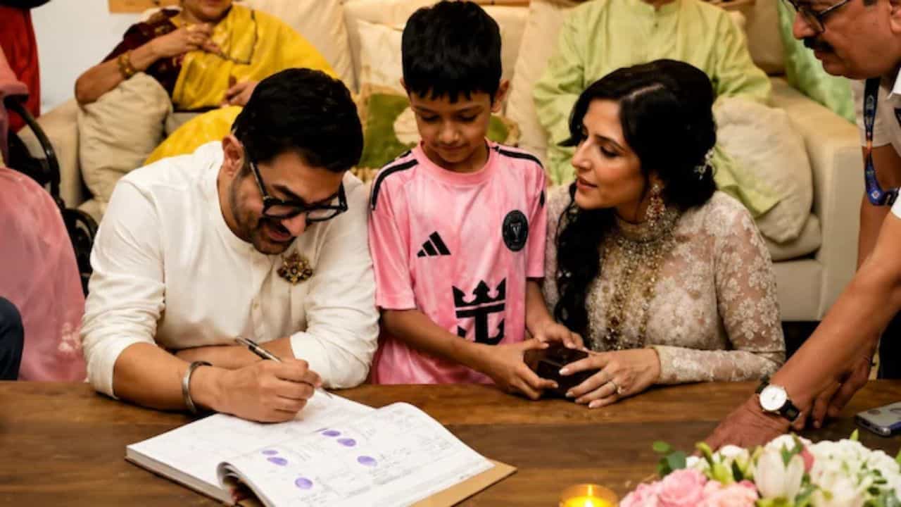 Aamir Khan Stepson: ড্যাডি, পাপা নাকি আব্বাজান! জানেন আমিরকে কী বলে ডাকছে গৌরীর সন্তান? Aamir Khan Stepson: ড্যাডি, পাপা নাকি আব্বাজান! জানেন আমিরকে কী বলে ডাকছে গৌরীর সন্তান?