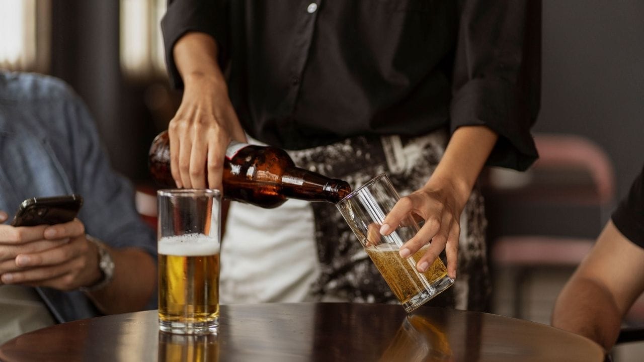 Daily Alcohol Consumption: রোজ এক পেগ মদ খেলে কি সত্যিই কিছু হয় না?