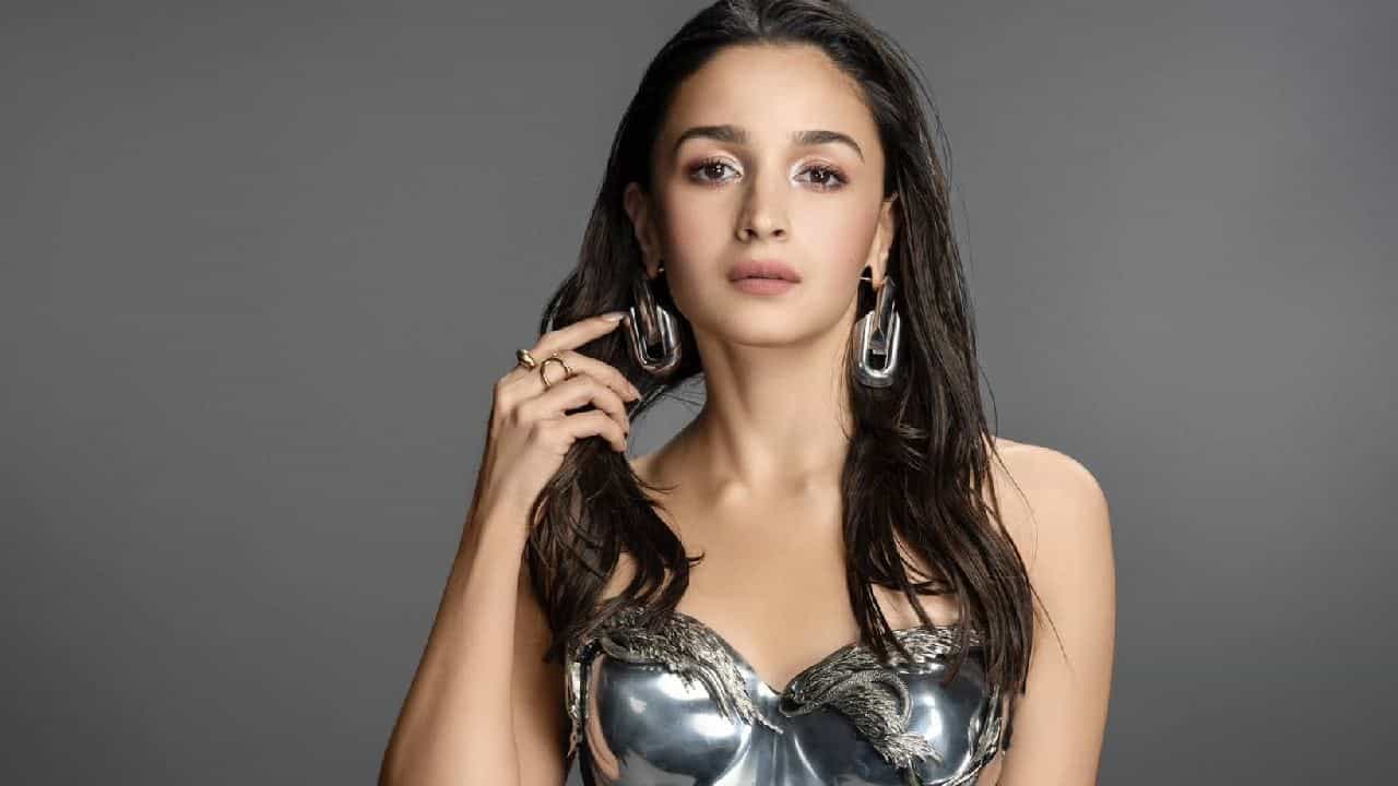 Alia Bhatt story: ‘টাকা দিয়ে অ্যাওয়ার্ড কিনি, মাথায় করণ জোহরের হাত!’ ট্রোলের মুখে পড়ে এ কী লিখলেন আলিয়া ভাট? Alia Bhatt story: ‘টাকা দিয়ে অ্যাওয়ার্ড কিনি, মাথায় করণ জোহরের হাত!’ ট্রোলের মুখে পড়ে এ কী লিখলেন আলিয়া ভাট?