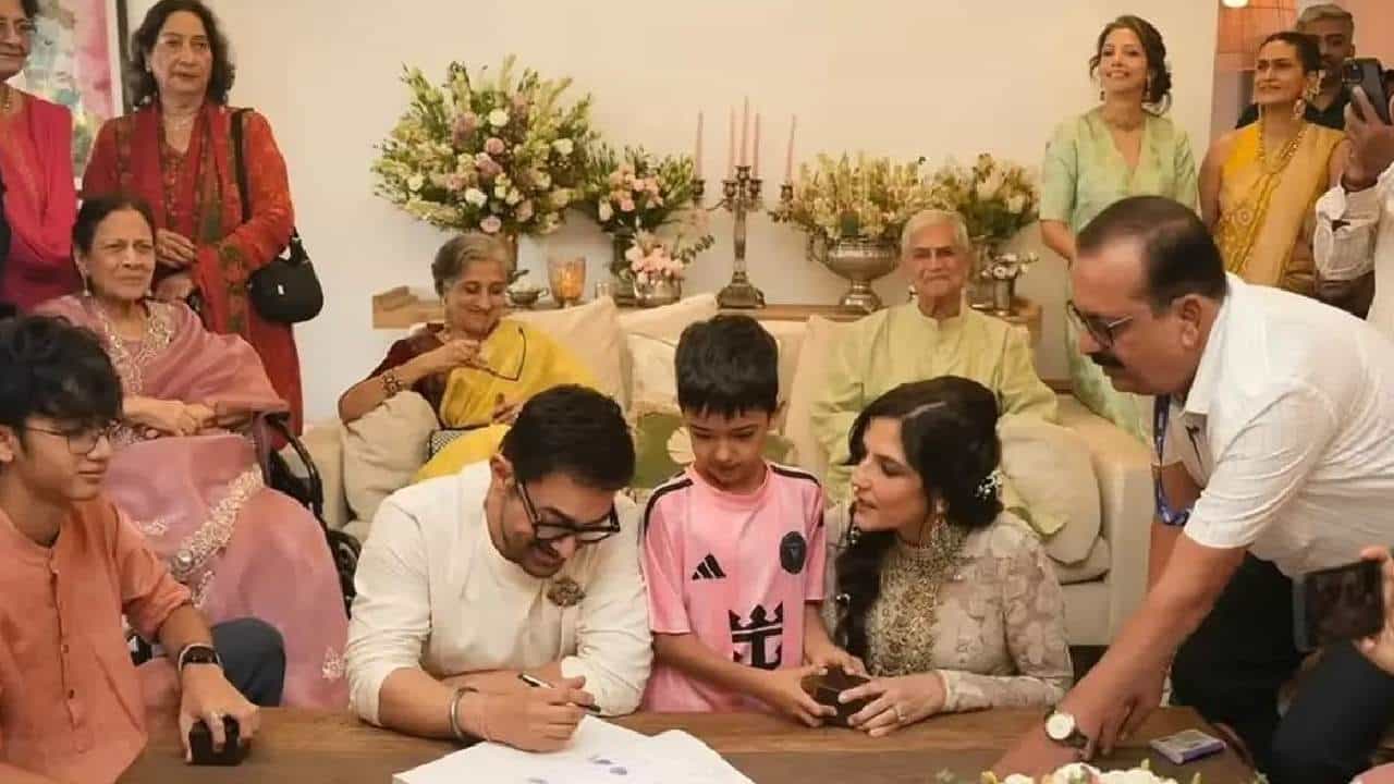Aamir-Gauri Wedding Pic: ষাটের কোঠায় আমিরের নতুন ইনিংস! বিয়ের সাজে নজর কাড়লেন আমির-গৌরী Aamir-Gauri Wedding Pic: ষাটের কোঠায় আমিরের নতুন ইনিংস! বিয়ের সাজে নজর কাড়লেন আমির-গৌরী