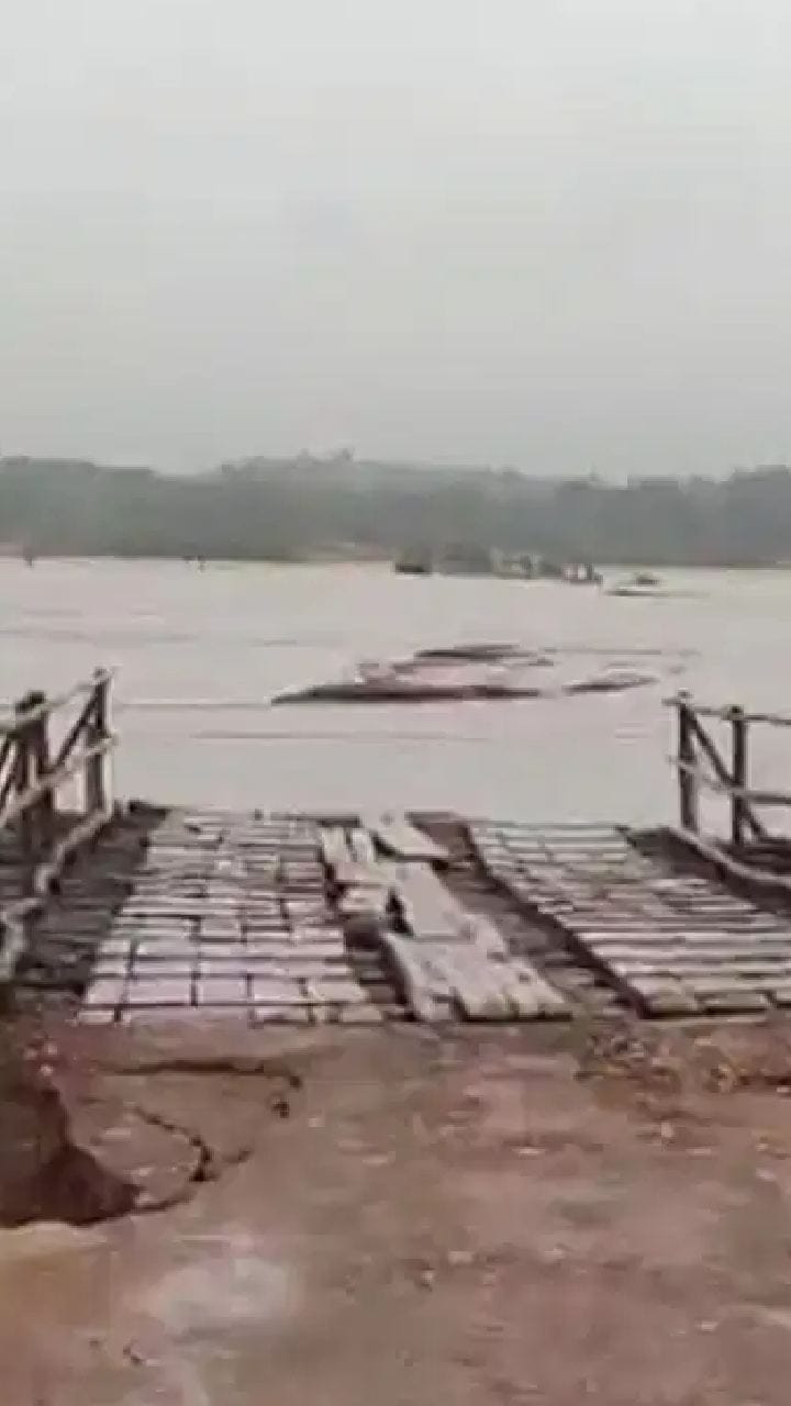 প্রবল বৃষ্টিতে ঝাড়গ্রামে ভেঙে পড়ল ব্রিজ