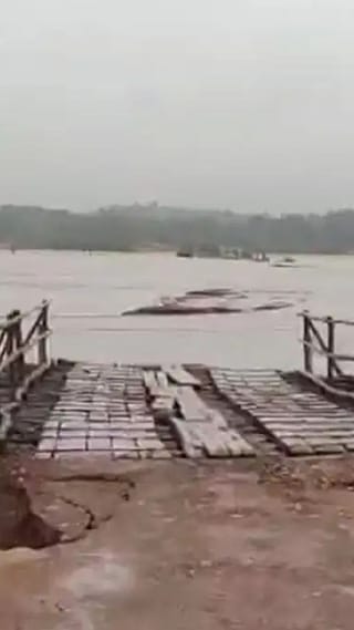 প্রবল বৃষ্টিতে ঝাড়গ্রামে ভেঙে পড়ল ব্রিজ