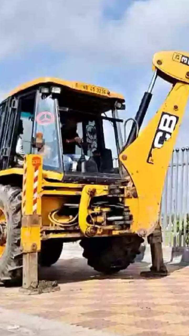 শওকতের ছেলের ক্যাফে ভাঙার কাজ শুরু প্রশাসনের