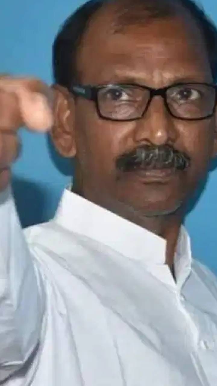 সার কালোবাজারি রুখতে কড়া হুঁশিয়ারি দুধকুমার মণ্ডলের