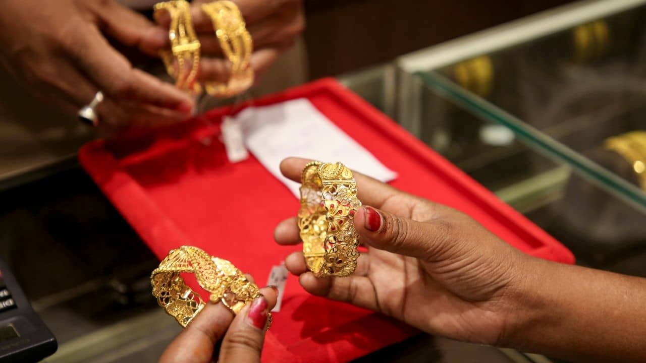 Gold Price in India: এখনই সোনা কিনতে পিছিয়ে যাচ্ছেন? সোনার দাম ১ লাখ ৬০ হাজার পৌঁছতে আর বেশি দেরি নেই কিন্তু!