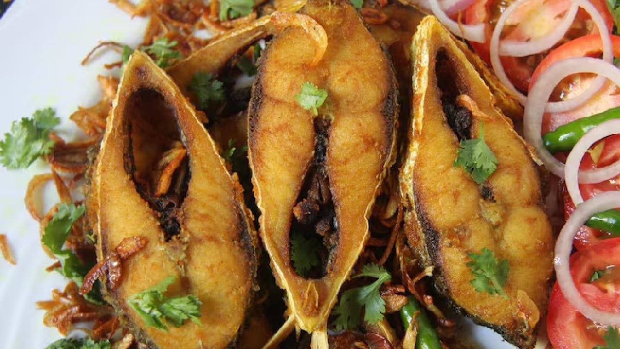 ফুড অ্যান্ড ড্রাগ অ্যাডমিনিস্ট্রেশন বা এফডিএ-র মতে, তাজা মাছ, চিংড়ি কিংবা স্কুইড ফ্রিজে মাত্র এক থেকে দুই দিন রাখা নিরাপদ। তবে স্যামন বা ট্রাউটের মতো মাছ তিন থেকে পাঁচ দিন ভালো থাকে। অন্যদিকে ম্যাকারেল বা সার্ডিনের মতো তৈলাক্ত মাছ তিন দিনের মধ্যে রান্না করে ফেলা ভালো। Getty Images
