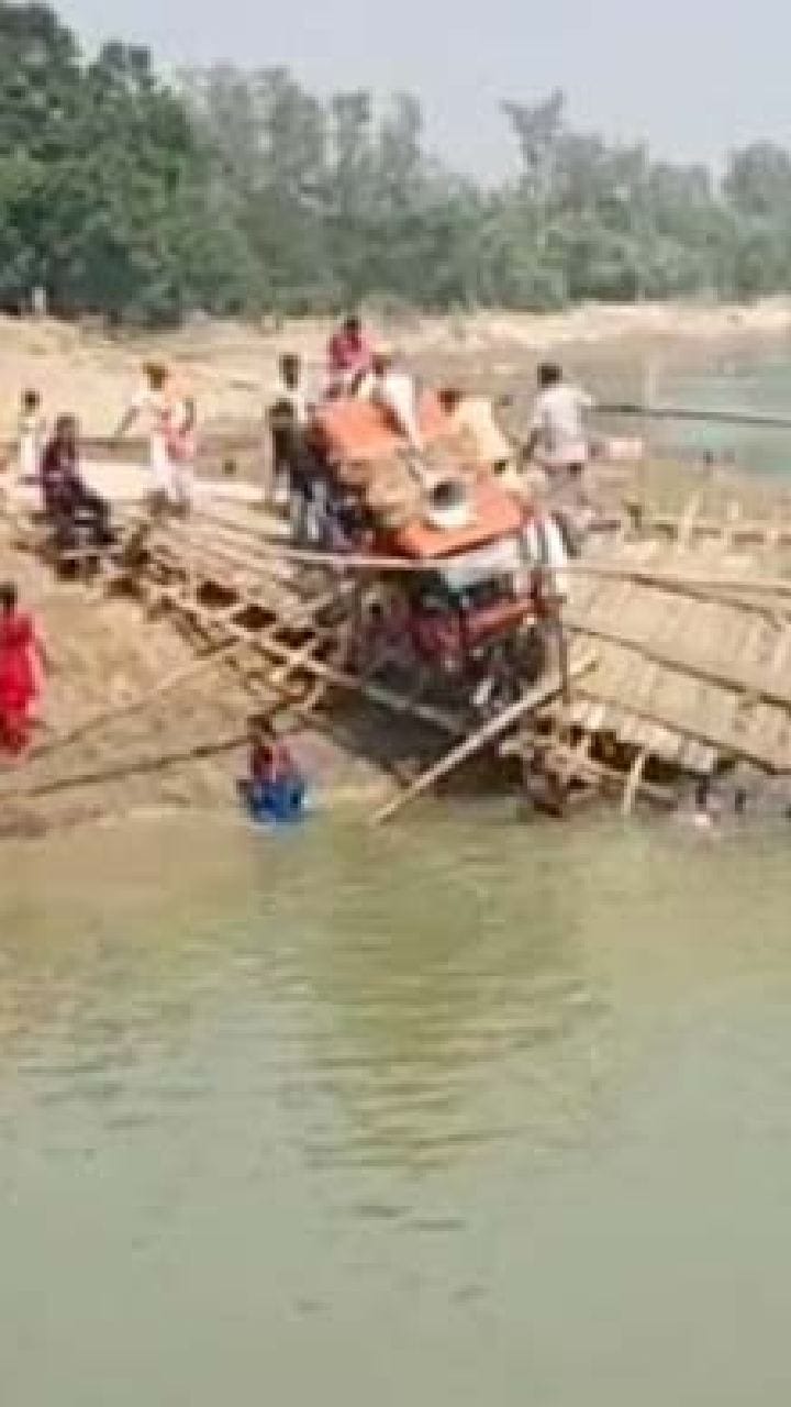 কচুরিপানার চাপে আস্ত সাঁকো ভেঙে গেল