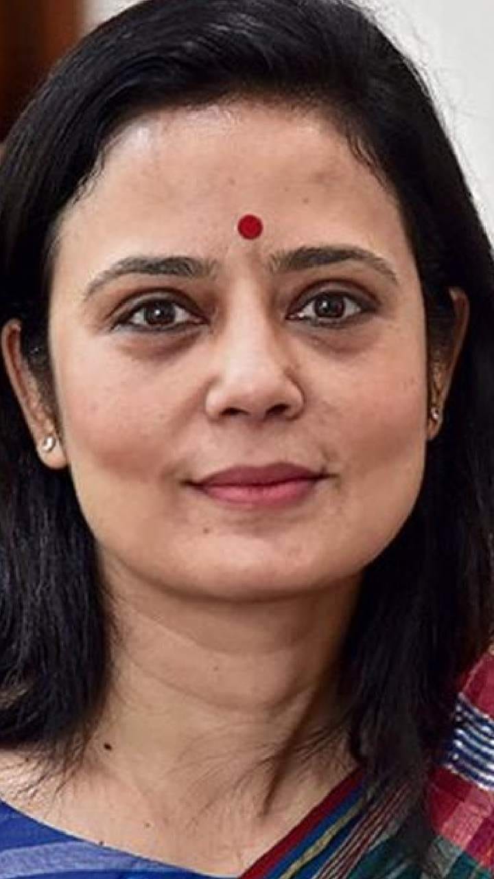 এবার মহুয়াকে লক্ষ্য করে ছোড়া হল কাদা, গোবর, ডিম!