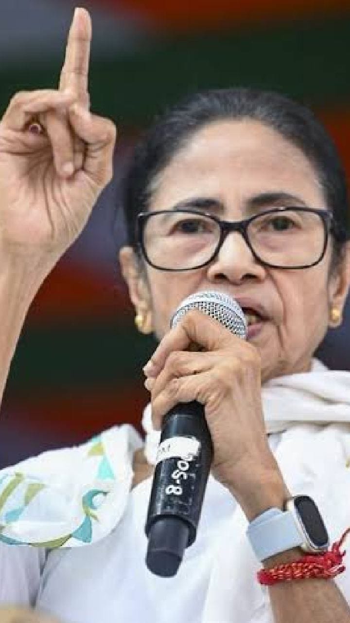 রাতে সভাস্থলে হামলা, তারামণ্ডলের সামনেই রয়ে গেলেন মমতা