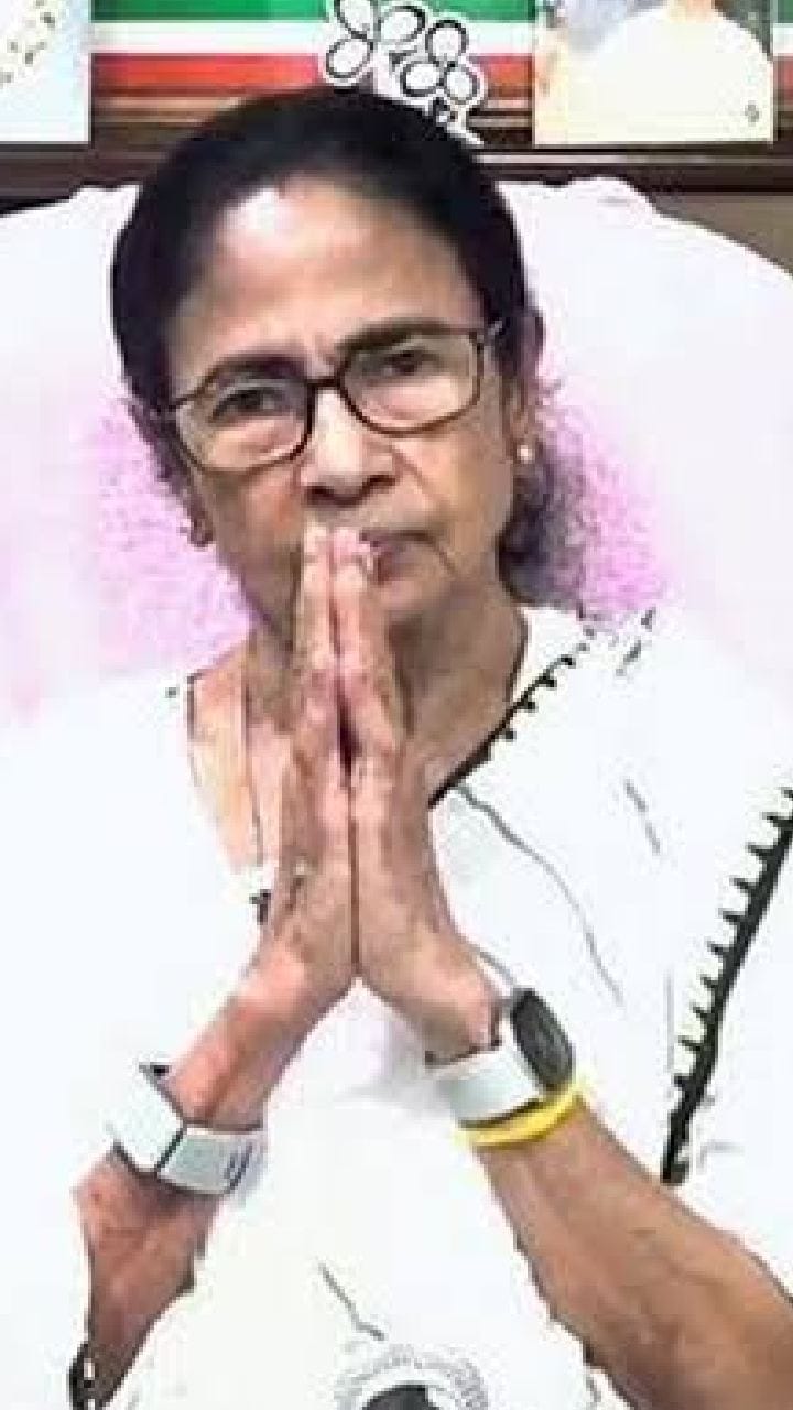 সকাল সকাল একুশের মঞ্চ ঘুরে দেখলেন মমতা