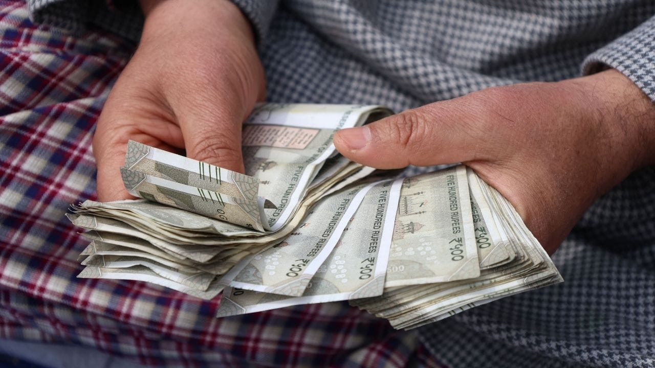 প্রসঙ্গত, সিস্টেম আপগ্রেডের কারণে EPFO ​​ওয়েবসাইটটি সাত দিন বন্ধ ছিল। ৩ জুলাই, শুক্রবার থেকে তা পুনরায় চালু হয়েছে। তবে, মেম্বার লগ ইন পেজটি ঠিকমতো কাজ না করায় অনেক ব্যবহারকারী এখনও ইউএএন (UAN) পোর্টালে লগইন করতে পারছেন না। বর্তমানে, শুধুমাত্র কয়েকটি পরিষেবা উপলব্ধ রয়েছে।