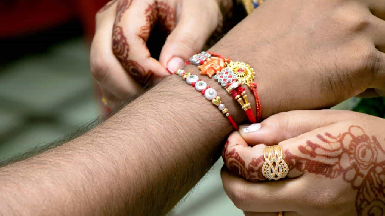 Raksha Bandhan 2026: এই রাখি ভুলেও বাঁধবেন না ভাইকে! কবে পড়েছে রাখি পূর্ণিমা? জেনে নিন পঞ্জিকা মতে রাখি বাঁধার শুভ সময় Raksha Bandhan 2026: এই রাখি ভুলেও বাঁধবেন না ভাইকে! কবে পড়েছে রাখি পূর্ণিমা? জেনে নিন পঞ্জিকা মতে রাখি বাঁধার শুভ সময়