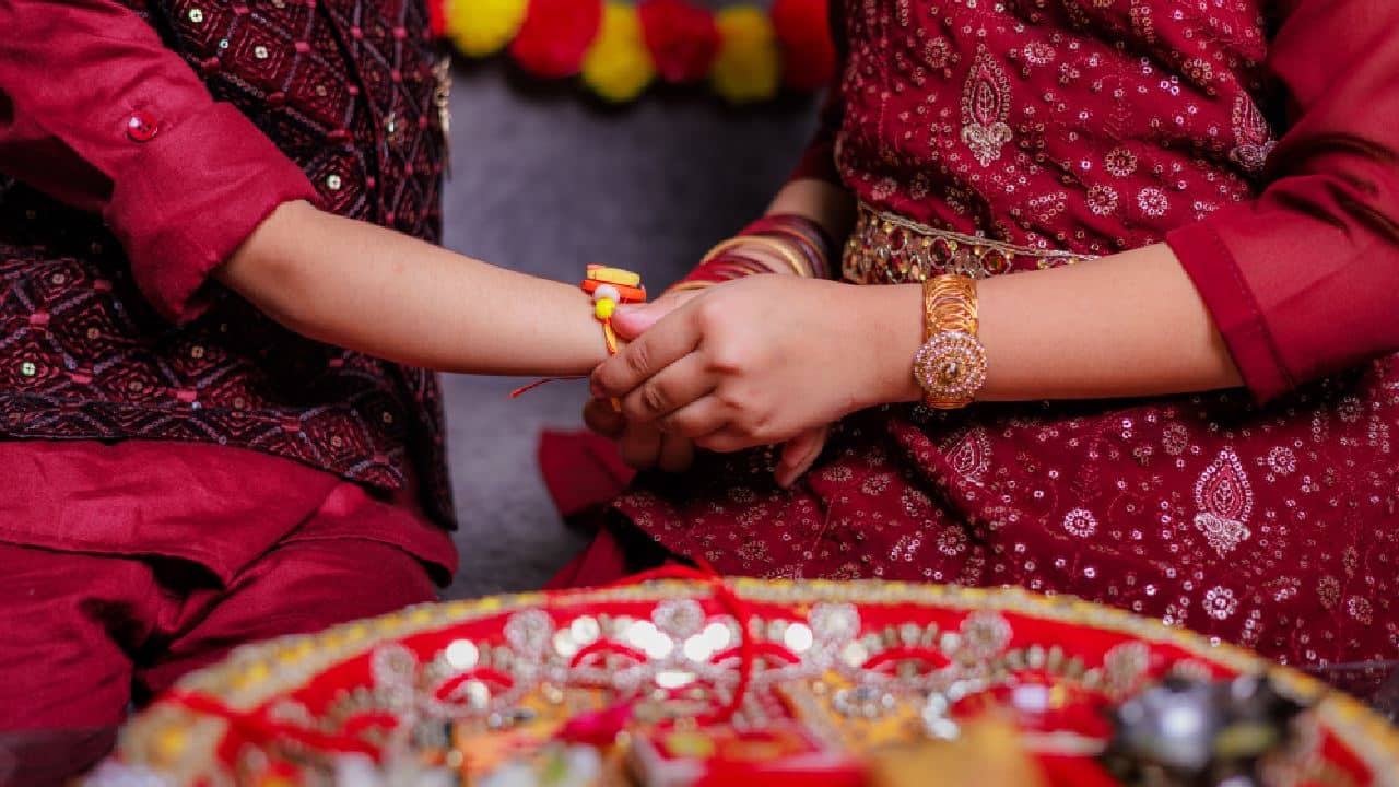 Raksha Bandhan 2026: রাখি পূর্ণিমায় চন্দ্রগ্রহণ! ভাইয়ের হাতে কি আদৌ রাখি বাঁধা যাবে? কী বলছেন জ্যোতিষবিদরা?