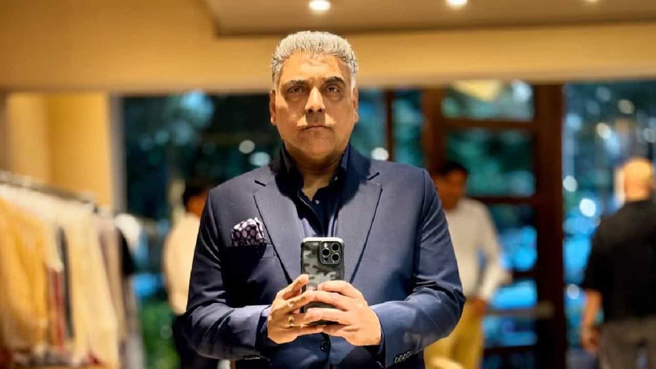 Ram Kapoor: কম্বলের তলায় আচমকাই...! যৌন হেনস্থার শিকার হন রাম কাপুর, কী ঘটে অভিনেতার সঙ্গে? Ram Kapoor: কম্বলের তলায় আচমকাই...! যৌন হেনস্থার শিকার হন রাম কাপুর, কী ঘটে অভিনেতার সঙ্গে?