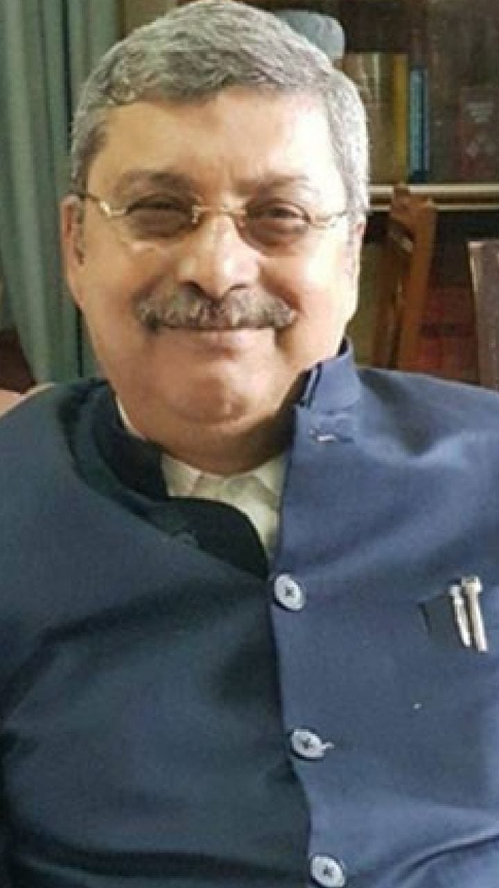 গলায় ঝুলছে প্ল্যাকার্ড, বহিষ্কারের পর সংসদে প্রতিবাদে 'একা' কল্যাণ