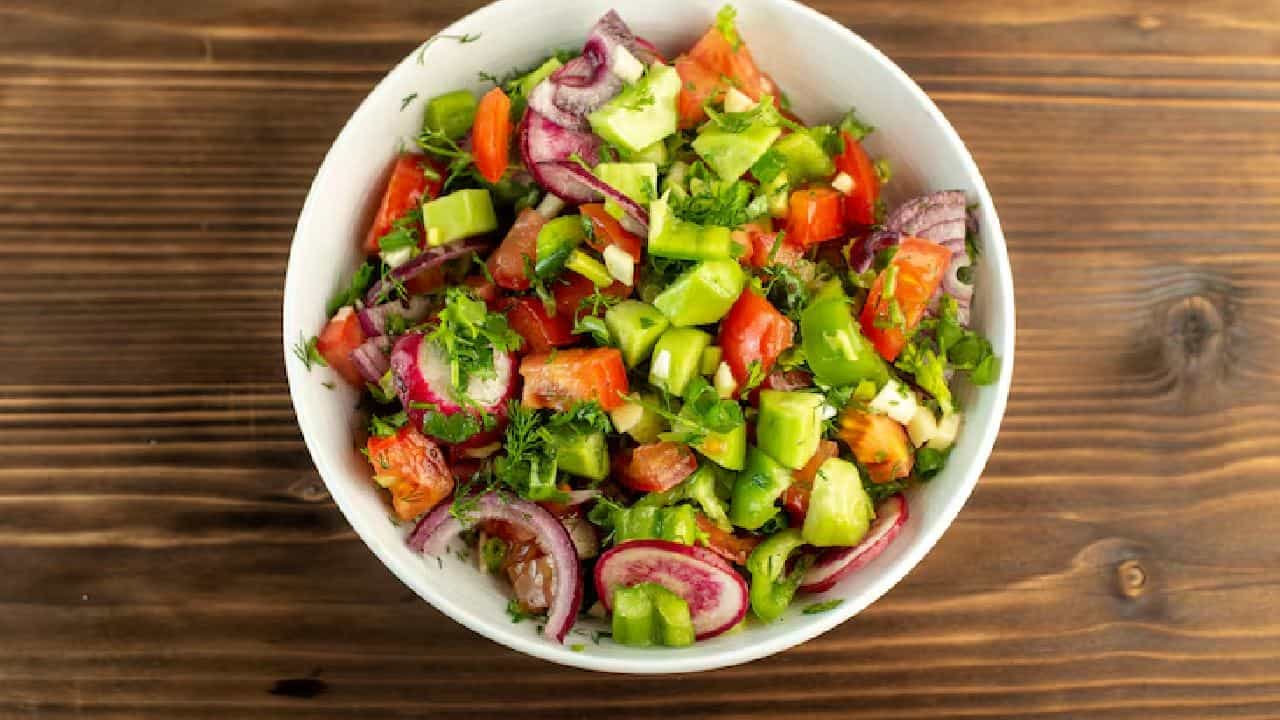 Salad and Fiber Myth: রোজ স্যালাড খেলে কী আদতেও কোনও লাভ হয়? চিকিৎসক বলছেন... Salad and Fiber Myth: রোজ স্যালাড খেলে কী আদতেও কোনও লাভ হয়? চিকিৎসক বলছেন...