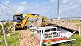 কীভাবে শওকত মোল্লার ছেলের বিশাল ক্যাফে ভেঙে দেওয়া হল, দেখুন