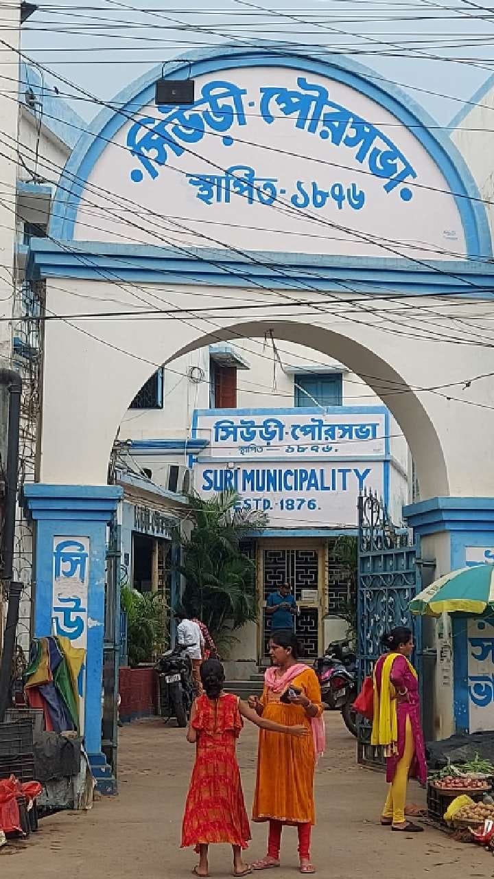 সিউড়ি পুরসভায় কোন দুর্নীতির খোঁজে পুলিশ?