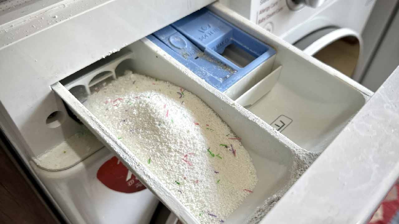 পাইপ ও ফিল্টার সঠিকভাবে পুনরায় যুক্ত করার পর প্রধান জলের ট্যাপটি খুলে দিন এবং ড্রাম চালনা করে জল লিক করছে কিনা পরীক্ষা করুন। আপনার এলাকায় যদি হার্ড ওয়াটার বা আয়রন যুক্ত জলের সমস্যা বেশি থাকে, তবে মাসে অন্তত একবার এই ফিল্টারটি পরীক্ষা করা উচিত। সাধারণ জলের ক্ষেত্রে প্রতি দুই বা তিন মাস পর পর এই ফিল্টার পরিষ্কার রাখলে মেশিন দীর্ঘদিন ভালো থাকে। Getty images