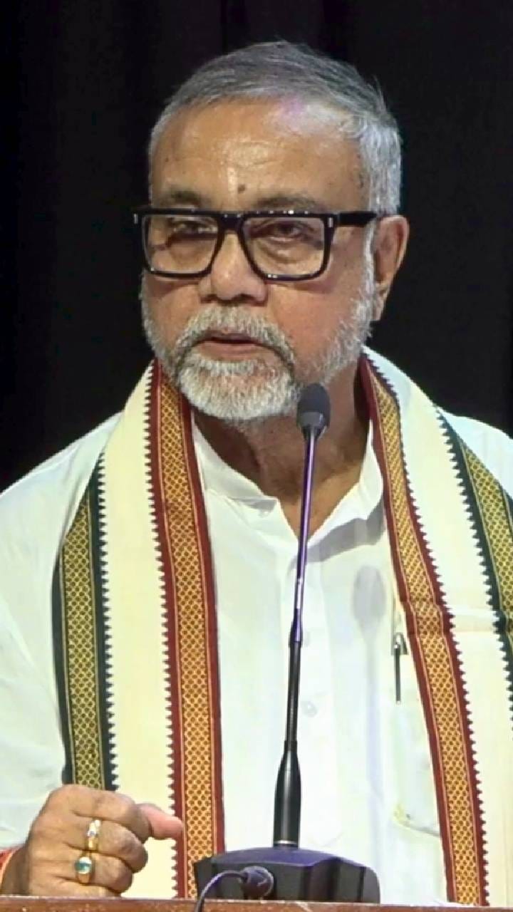 সুদীপের নামে পোস্টার পড়া নিয়ে কী বললেন তাপস রায়
