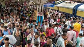 চুরি ২৫০০০ ভোল্টের ওভারহেড তার! ঘণ্টার পর ঘণ্টা দাঁড়িয়ে থাকল ট্রেন